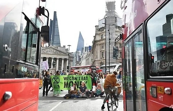 Climate protests hit London's bustling financial hub