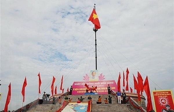 flag raising ceremony in quang tri marks national reunification day