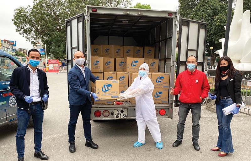 Unilever Vietnam standing next to health professionals in virus battle