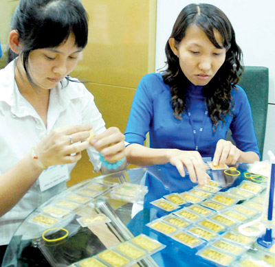 Gold sinks below VND42.5 million (May 4)
