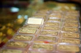 Local gold dips as world price plummets