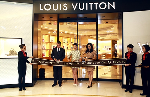 Asisbiz Vietnam Shops Louis Vuitton Feb 2009 01
