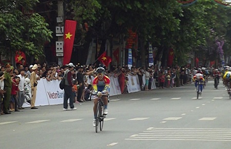 dung wins fourth stage with strong finish