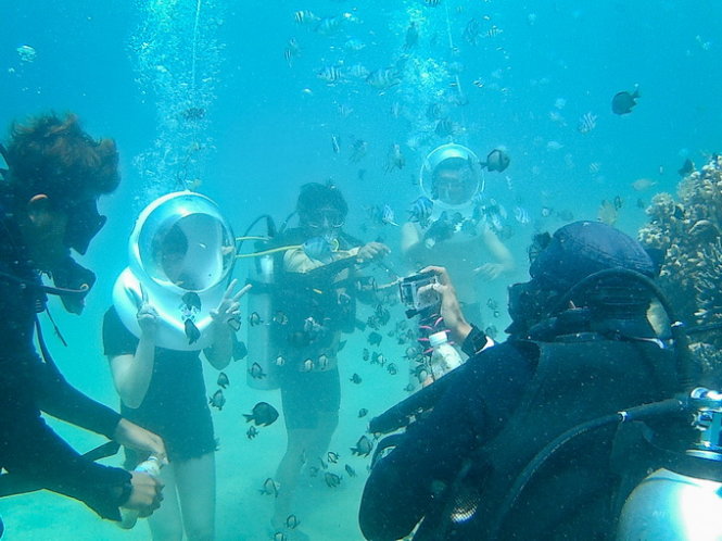 Thợ lặn chụp hình lưu niệm cho khách dưới đáy biển
