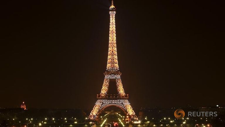 eiffel tower reopens after staff walk out over pickpockets