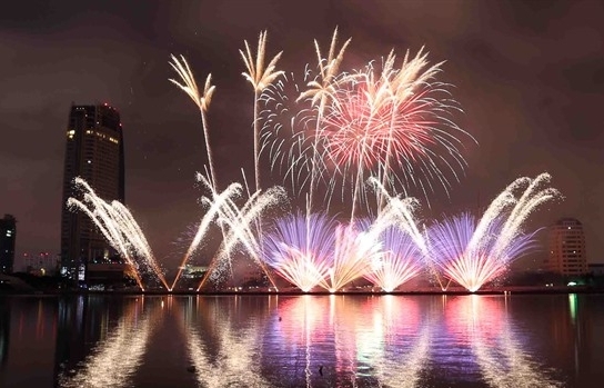 Vietnam, Poland spark Danang fireworks festival