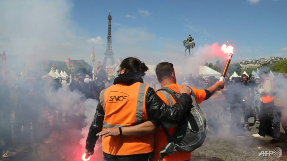 1 million euros raised for striking french rail workers