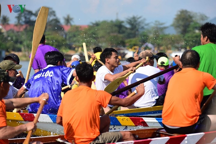 hue festival celebrated with traditional boat race