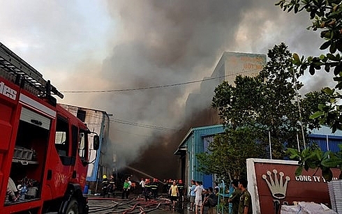 huge fire rips through vinh loc ip in hcm city