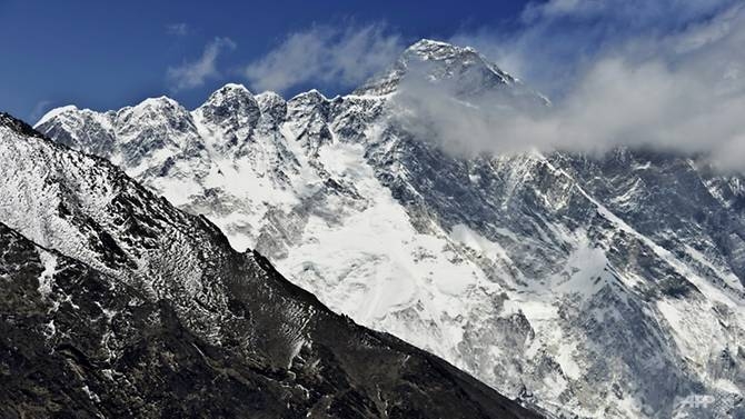 first climbers of 2018 reach everest summit