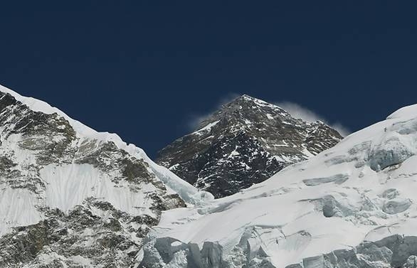 Australian breaks world record with Everest summit