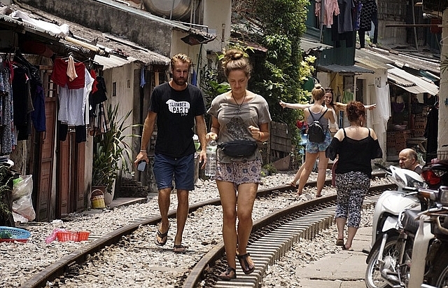Hanoi railway attracts foreign visitors