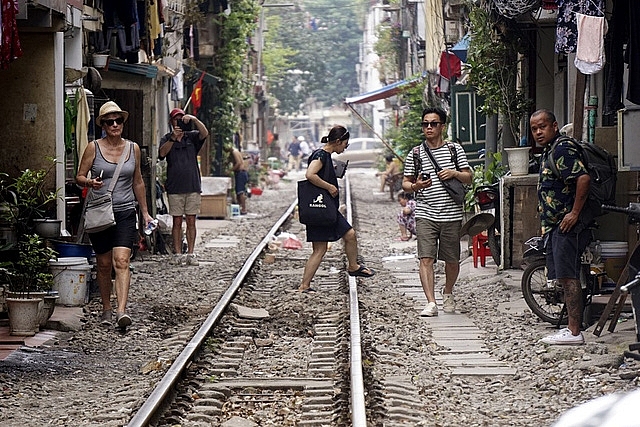 hanoi railway attracts foreign visitors