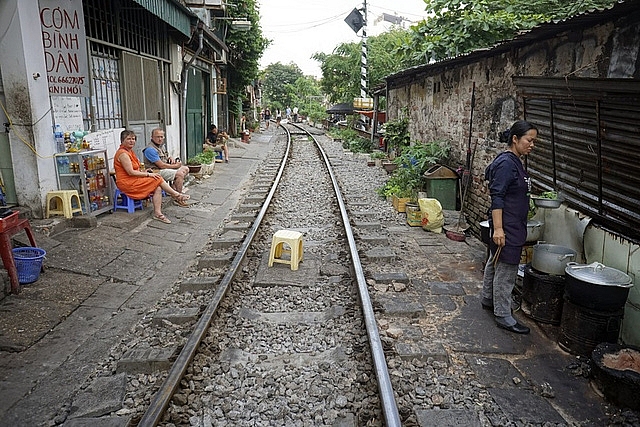 hanoi railway attracts foreign visitors