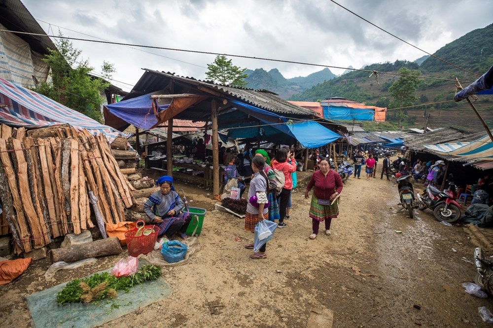 can cau market untouched ethnic identity in northwest of vietnam