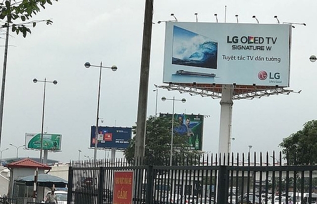 Hanoi’s violations in managing big-sized advertising billboards