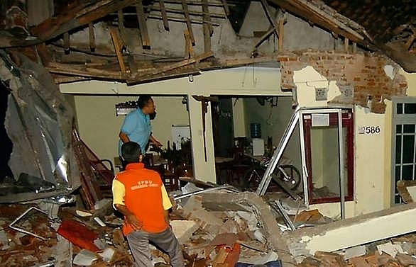 11 killed in Indonesia accident as truck smashes into houses