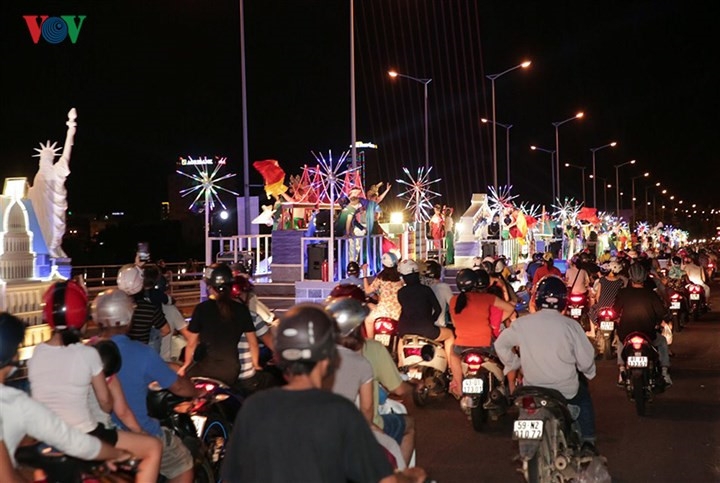 bright bridge float parade lights up danang at night
