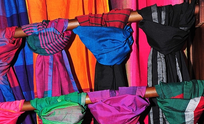 sri lankan weaving art showcased in vietnam