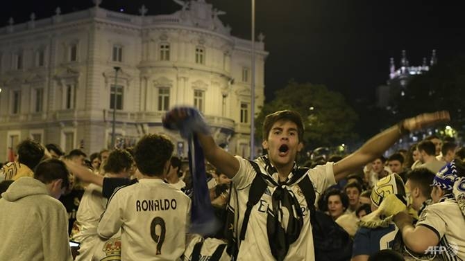 real madrid parade champions league trophy in front of ecstatic fans