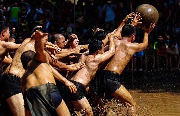 Gripping mud ball wrestling festival of Bac Giang