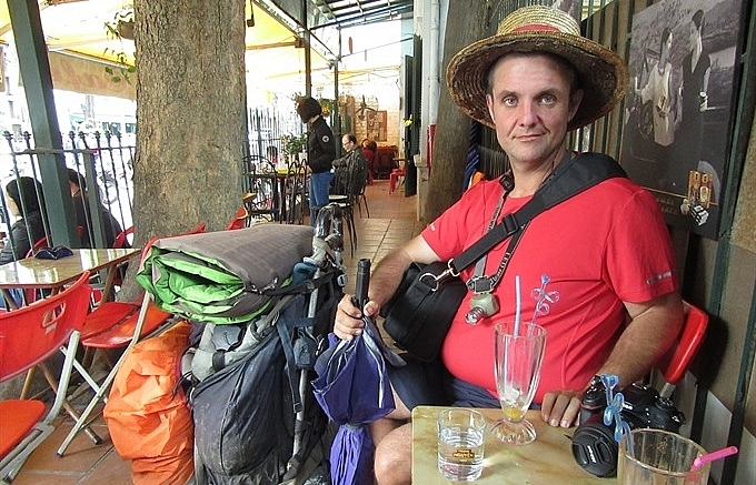Man walking around world enjoys Vietnam