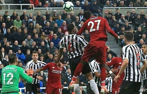 Liverpool back on top with Newcastle win but lose Salah