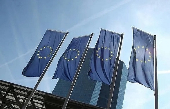 ECB debates switching course before change of helmsman