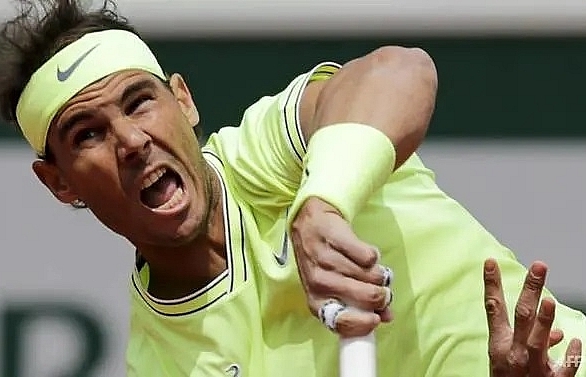 Nadal cruises through at Roland Garros, Wozniacki out