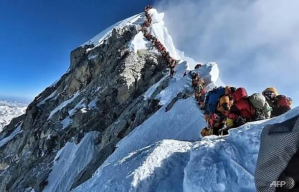 Everest logjam fails to thwart climber's record 14-peak bid