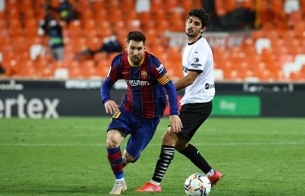 Messi double leads Barca to nail-biting win over Valencia