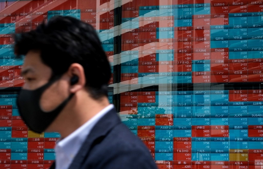Asian stocks mixed after US jobs miss, oil up after cyber attack