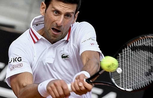 Djokovic sweeps into Italian Open quarter-finals on front of Roman crowd