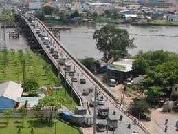 Transporters blast new Binh Trieu Bridge toll station