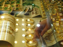 Gold extends drop after disappointing Fed meeting