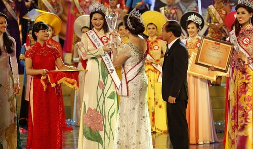 kinh girl crowned miss ethnic vn quang nam festival concludes