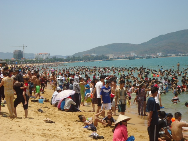 thousands flock to beach on doan ngo festival