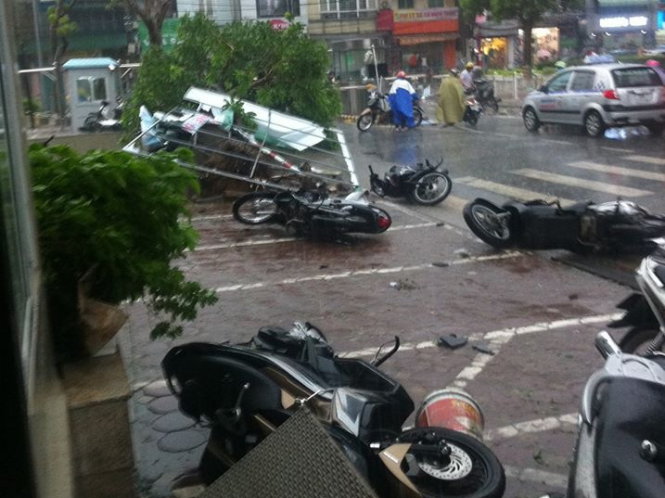 Xe gắn máy cũng bị ngã đổ ngổn ngang sau trận mưa dông - Ảnh: Facebook Nguyễn Đình Quân