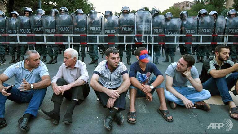 10000 rally in armenia as police threaten crackdown