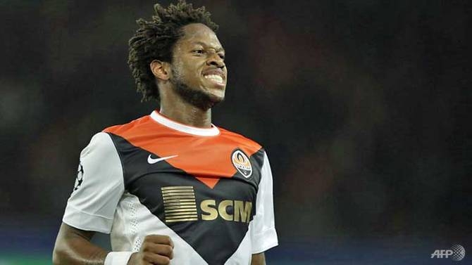 manchester united agree deal to sign brazil midfielder fred