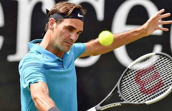 Federer into Stuttgart semi-finals