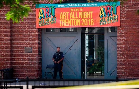 Suspect dead, 20 injured in shooting at US arts festival