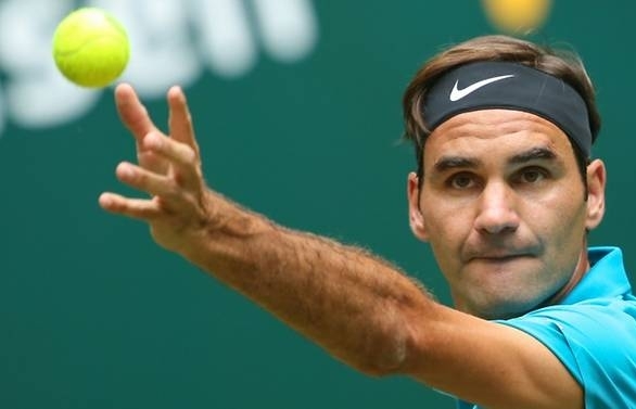 Federer breezes past Bedene at Halle