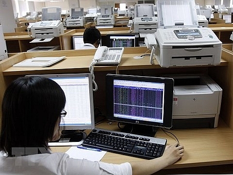 vn stocks fall due to low investor confidence