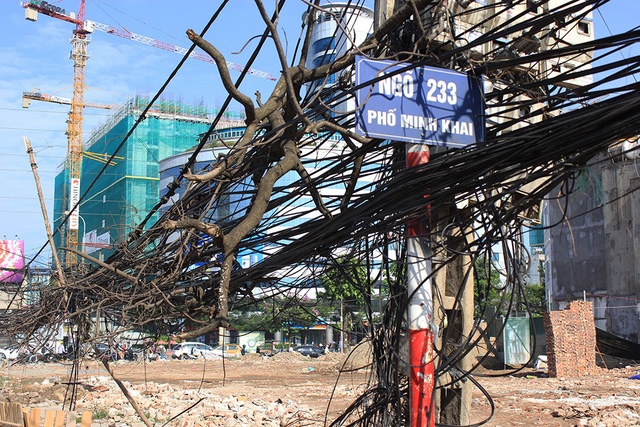 tangled electrical wires on hanoi streets