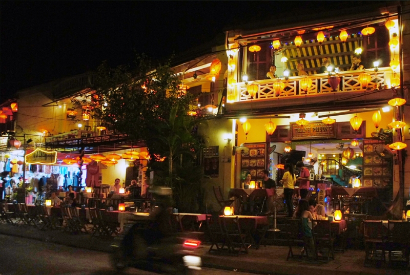 hoi an ancient town twinkles at night