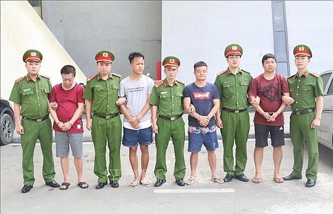 Vietnam hands over four wanted suspects to China