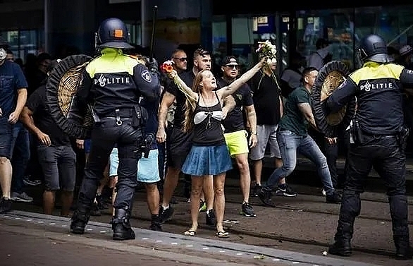 Dutch police arrest hundreds at virus protest clashes