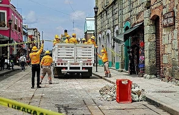 Major quake hits southern Mexico, at least 2 killed