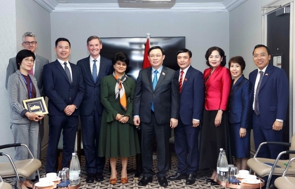 NA Chairman Vuong Dinh Hue meets with Prudential’s leaders during UK visit